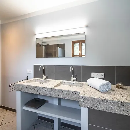 Charming French With Pool Cébazan