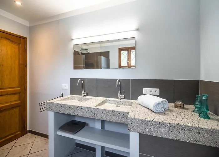 Charming French With Pool Cébazan